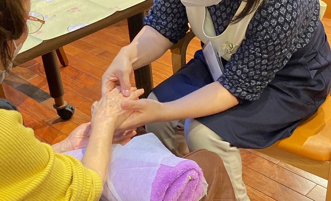 高齢者の「乾燥肌」を放っておくとどうなる？　