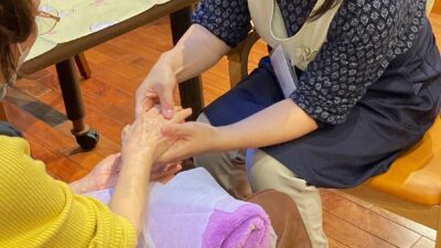 高齢者の「乾燥肌」を放っておくとどうなる？　